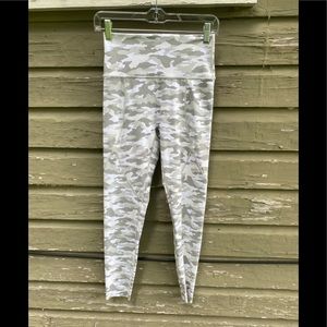 Aerie Camo Leggings Size Medium